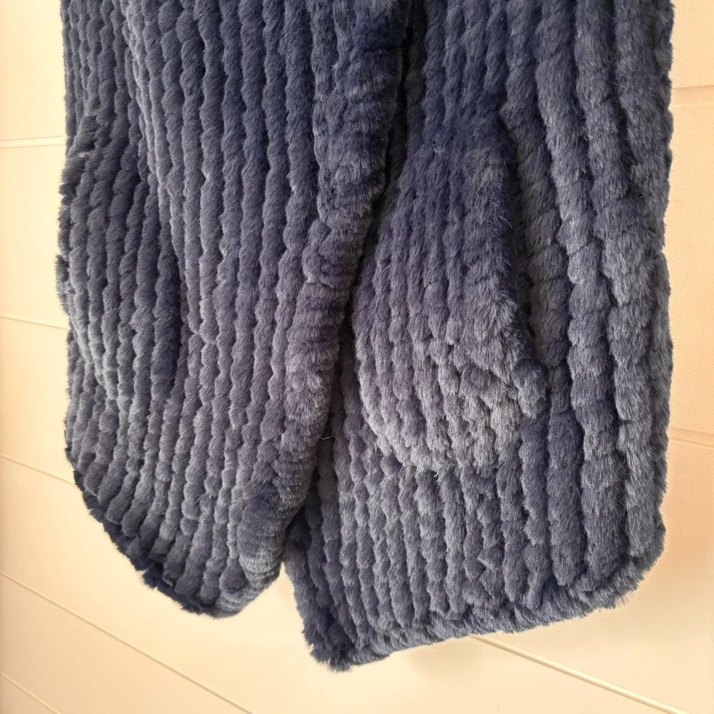 Dolce Cabo los angelos Women's Blue Faux Fur Sweater Vest Size Medium - Picture 14 of 17